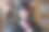 一名年轻快乐的亚洲女子大学毕业生穿着毕业礼服和帽子戴着面具持有学位证书，以庆祝她的教育成就在毕业典礼上。库存图片图片下载
