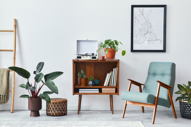 现代复古构成的客厅室内设计木质橱柜，时尚的扶手椅，模拟海报地图，植物，唱片机，书籍和个人配件在家庭装饰。模板。图片下载