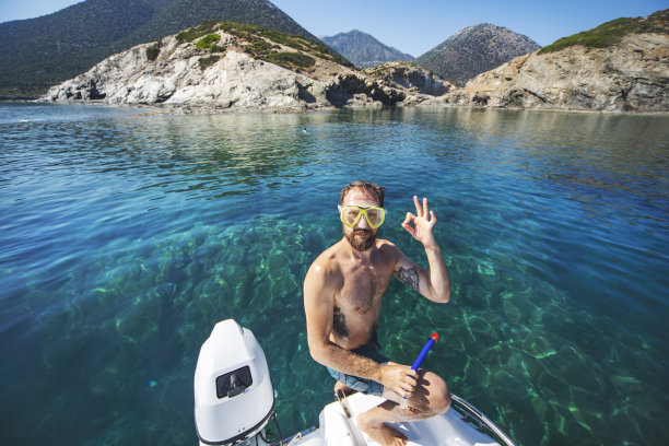 年轻的成年人从他的快艇上跳水图片下载