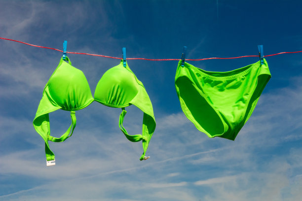 霓虹色比基尼在洗涤线图片下载