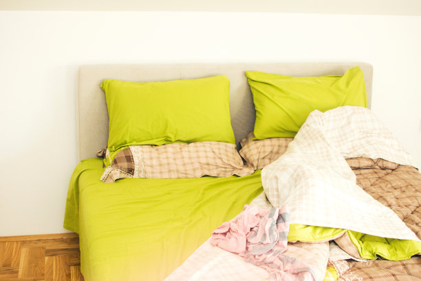 睡在床上的照片图片下载