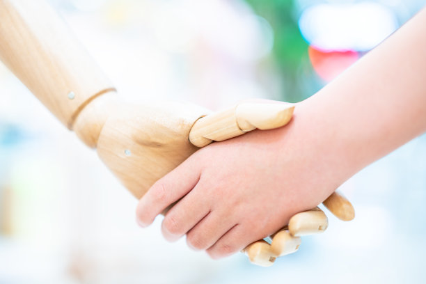 孩子的手握着机器人的手图片下载