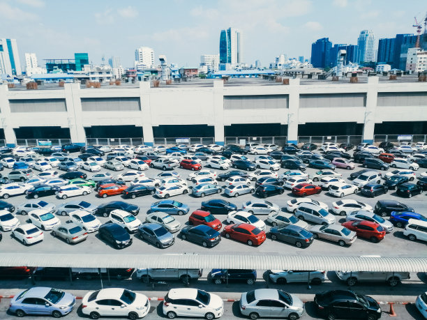 航拍的一排汽车停在一个大型停车场。图片下载