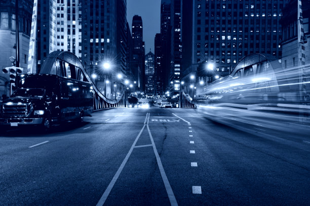 芝加哥市中心夜晚的交通状况。图片下载