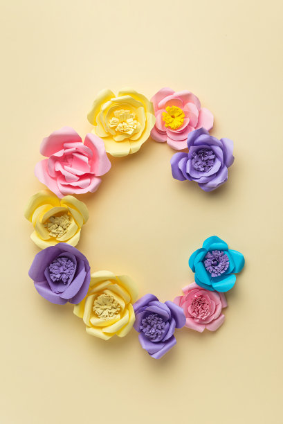 黄色背景上的彩色纸花图片下载