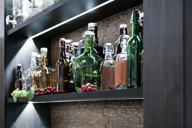 酿酒用品、大玻璃杯、空酒瓶、新酒瓶、酒瓶、酒瓶、酒瓶等都在商店橱窗的货架上出售图片下载