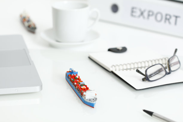 桌上的集装箱船模型图片下载