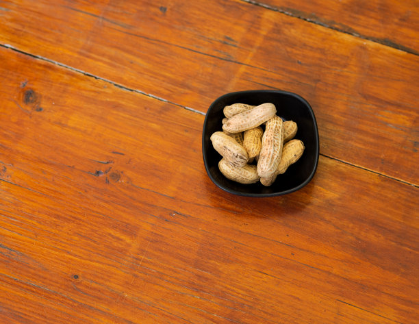 小黑碗里装着花生图片下载