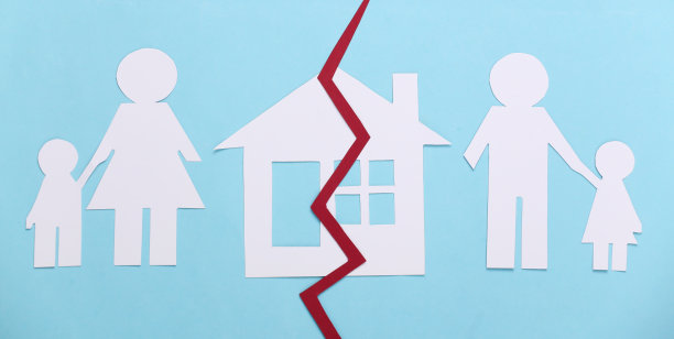 破碎的家庭,离婚。房地产部门。拆纸家庭，蓝色背景上的房子图片下载