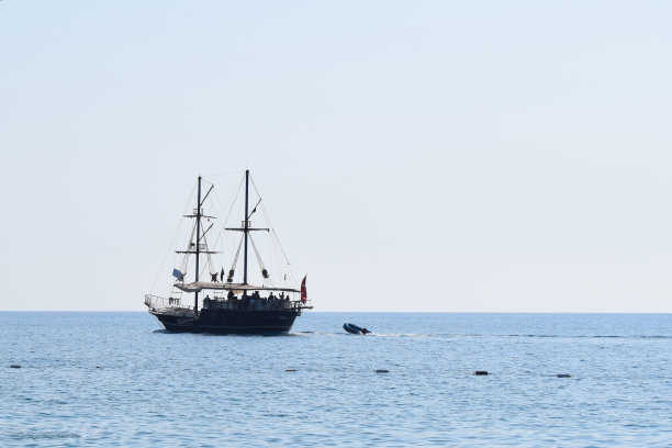 游艇帆船装饰成海盗，背景是蓝天和大海图片下载