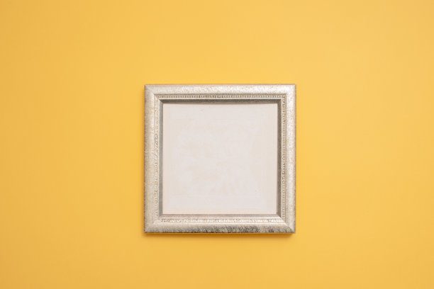 古老的木制古董框架孤立在黄色的背景。图片下载