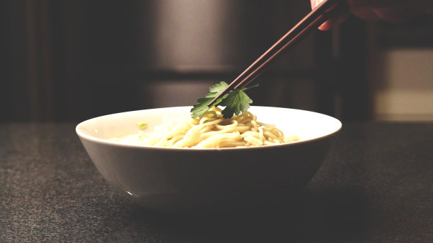 这道菜的背景是用亚洲筷子夹意大利面条。图片下载