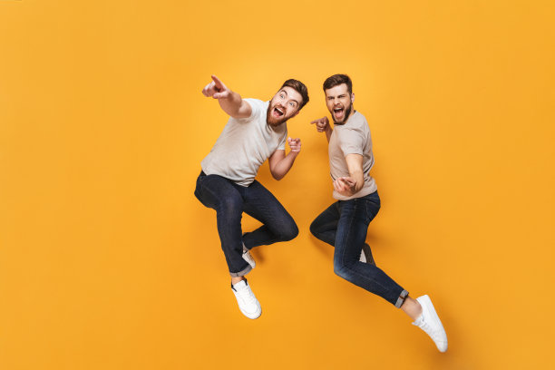 两个快乐的年轻人一起跳图片下载