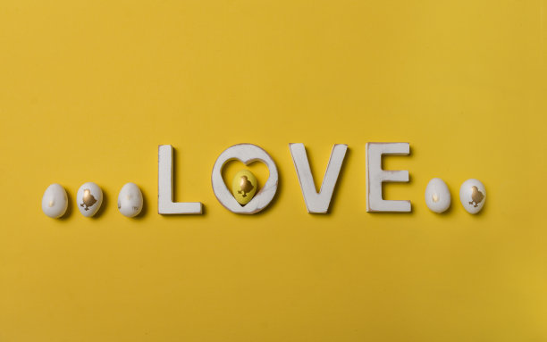 复活节作文与木字爱和鸡蛋在黄色背景与地方文字图片下载