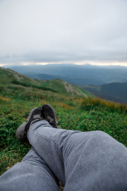 腿在山顶上图片下载
