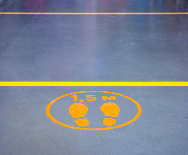 地板上的标记和标志是为了保持社交距离图片下载