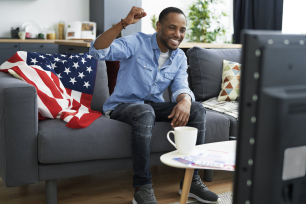 黑人在电视机前欢呼的画面图片下载