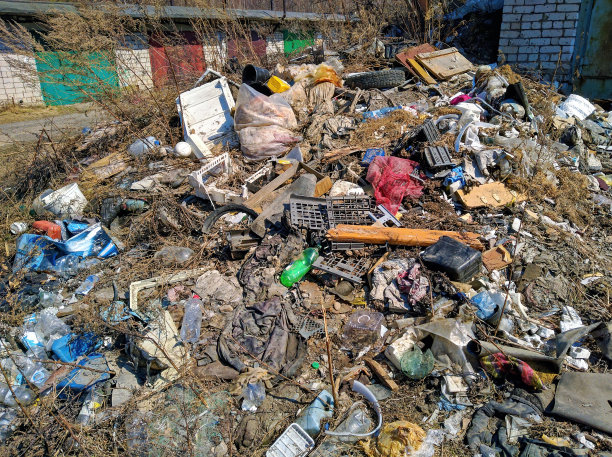 街上躺着一堆肮脏可怕的垃圾。图片下载