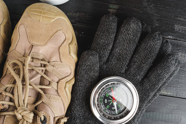 指南针周围的山地齿轮工具在木制的背景图片下载