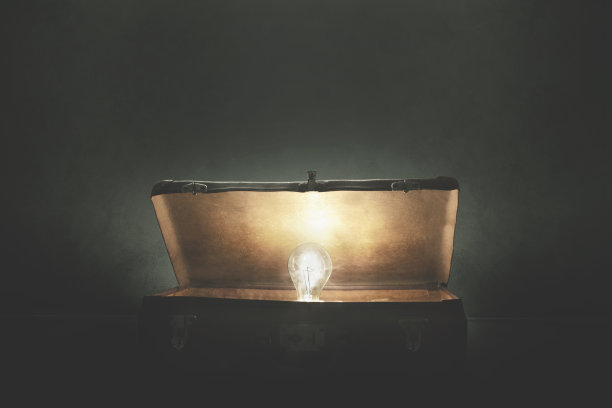 灯泡灯来自一个神秘的打开的手提箱，概念的想法和发明图片下载