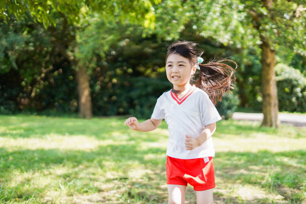 一个女孩在户外玩得很开心图片下载
