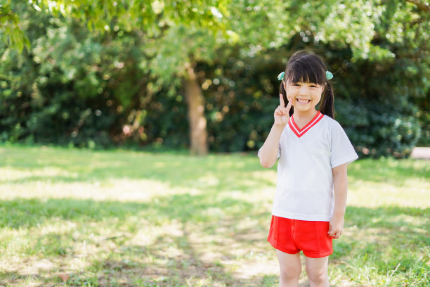 一个女孩在户外玩得很开心图片下载