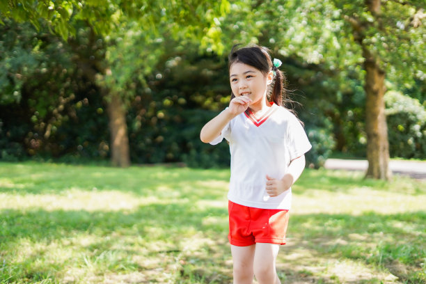 一个女孩在户外玩得很开心图片下载