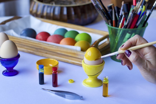 女性用食物颜色手绘复活节彩蛋图片下载