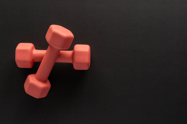黑色背景上的哑铃。健身，运动，健身图片下载