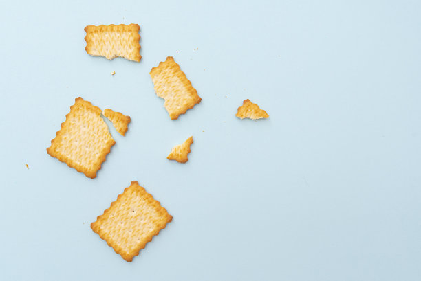 碎干饼干在蓝色背景，俯视图，布局图片下载