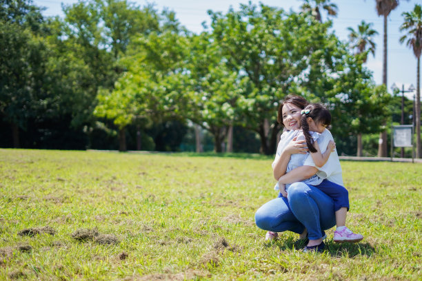 母亲怀里抱着一个小孩图片下载
