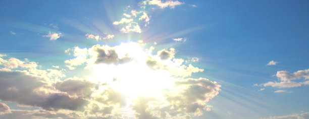宽幅的旗帜，美丽的天空与灿烂的云彩和太阳眩光。图片下载