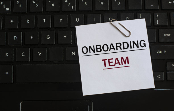 在笔记本电脑键盘的背景下，白板上的单词图片下载