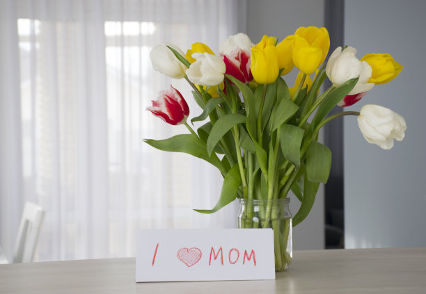 我喜欢带郁金香花束的妈妈卡片图片下载