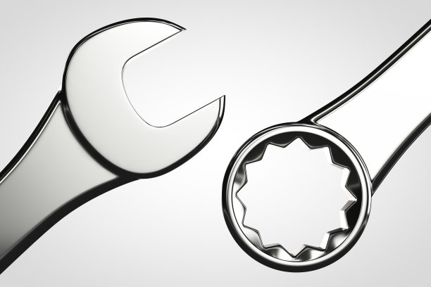 两个chrome扳手。光背景。机械的话题。图片下载