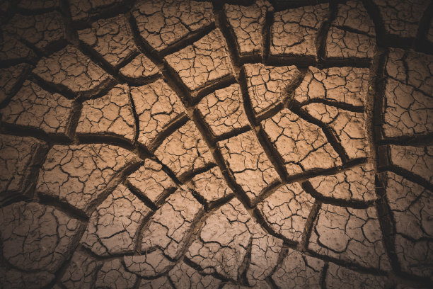 在龟裂的泥浆背景上的Vignette效果图片下载