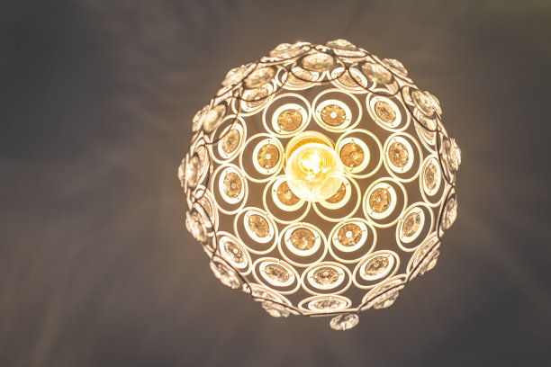 一种豪华的花形吊灯。图片下载