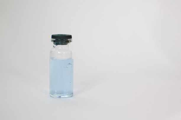 注射用医用安瓿，在白色背景上分离。药物和疾病治疗，药理学和科学概念。图片下载