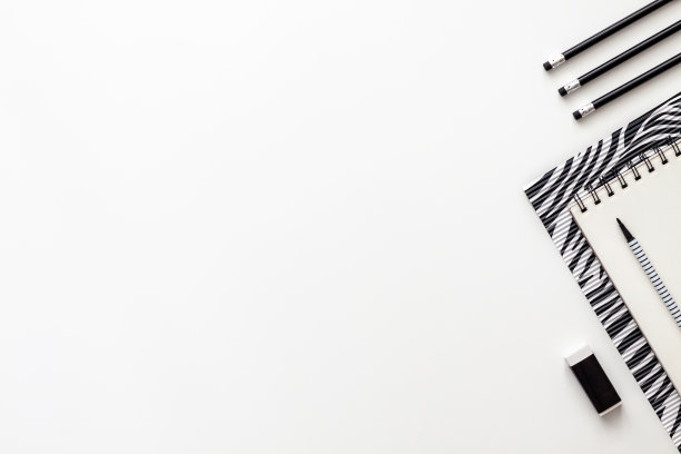 一张有学习用品的创意书桌。笔记本，素描本，铅笔，斑马纹的纸。图片下载