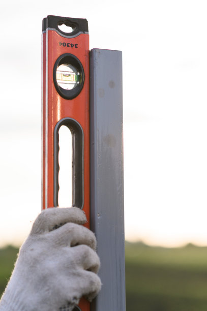 人衡量水平。男，户外水平检查岗图片下载