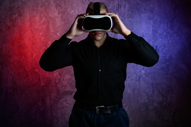 在工作室里戴着虚拟现实眼镜的野蛮男人。配合VR头盔使用。图片下载