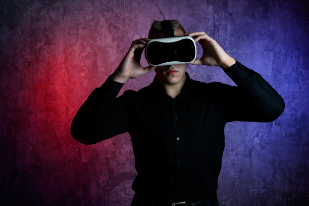 演播室里一个戴着虚拟现实眼镜的野蛮男人。使用VR头盔。图片下载