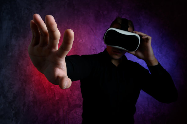 年轻男子的肖像与3D虚拟现实眼镜图片下载