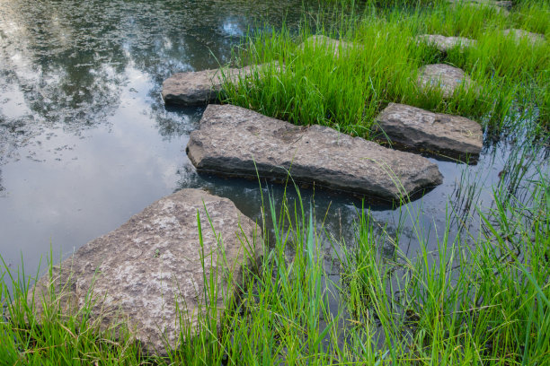 水面上的石头小径图片下载