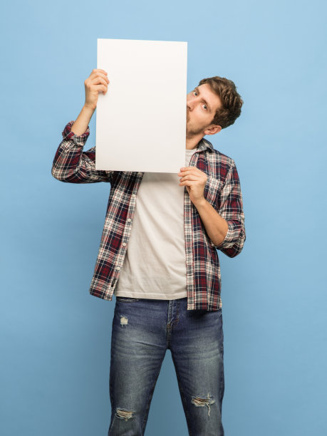 年轻男子的肖像与标志摆出孤立的蓝色背景。图片下载