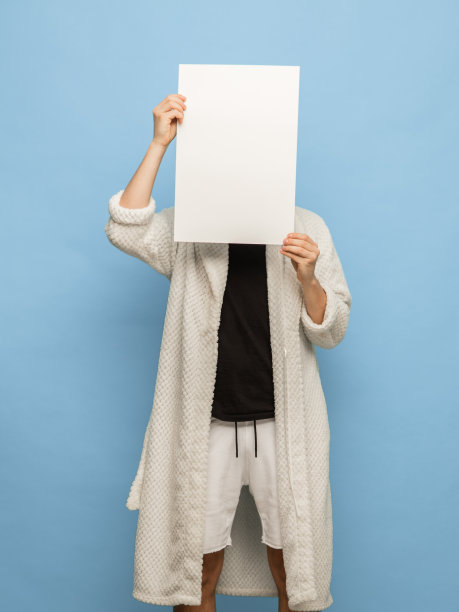 男人的肖像在白色浴衣关闭脸孤立在蓝色背景图片下载