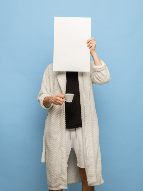 男人的肖像在白色浴衣关闭脸孤立在蓝色背景图片下载