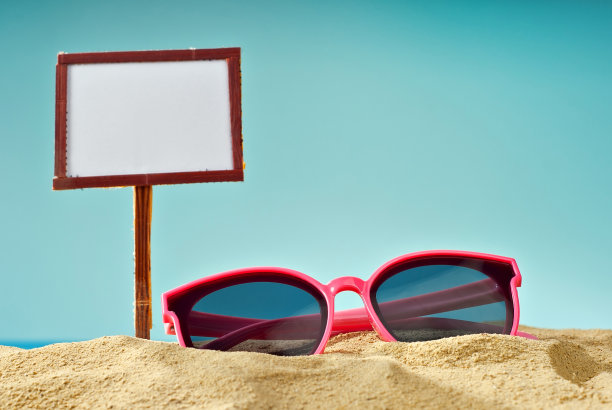 玻璃旁边的铭文标志。复制指针上的空格和空格。休息、海洋和度假的概念。图片下载