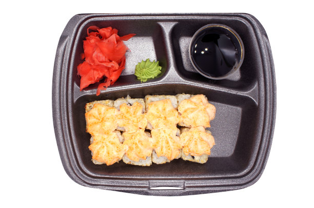 一套寿司卷在一个黑色的容器孤立在白色的背景。奶油芝士，芥末，姜和酱油卷。传统的日本料理。八块。前视图。图片下载