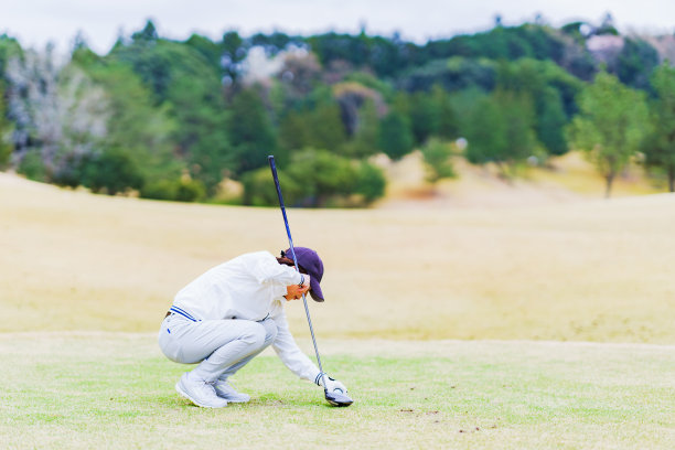 日本老年妇女打高尔夫球图片下载